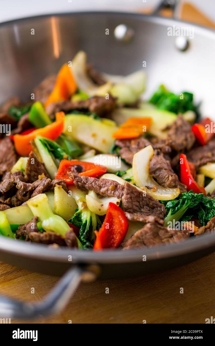 Gesundes Gemüse & Rindfleisch unter Rühren braten. Mit Flankensteak, Paprika, Zwiebeln und bok choy rühren in einem asiatischen Wok gebraten. Stockfoto