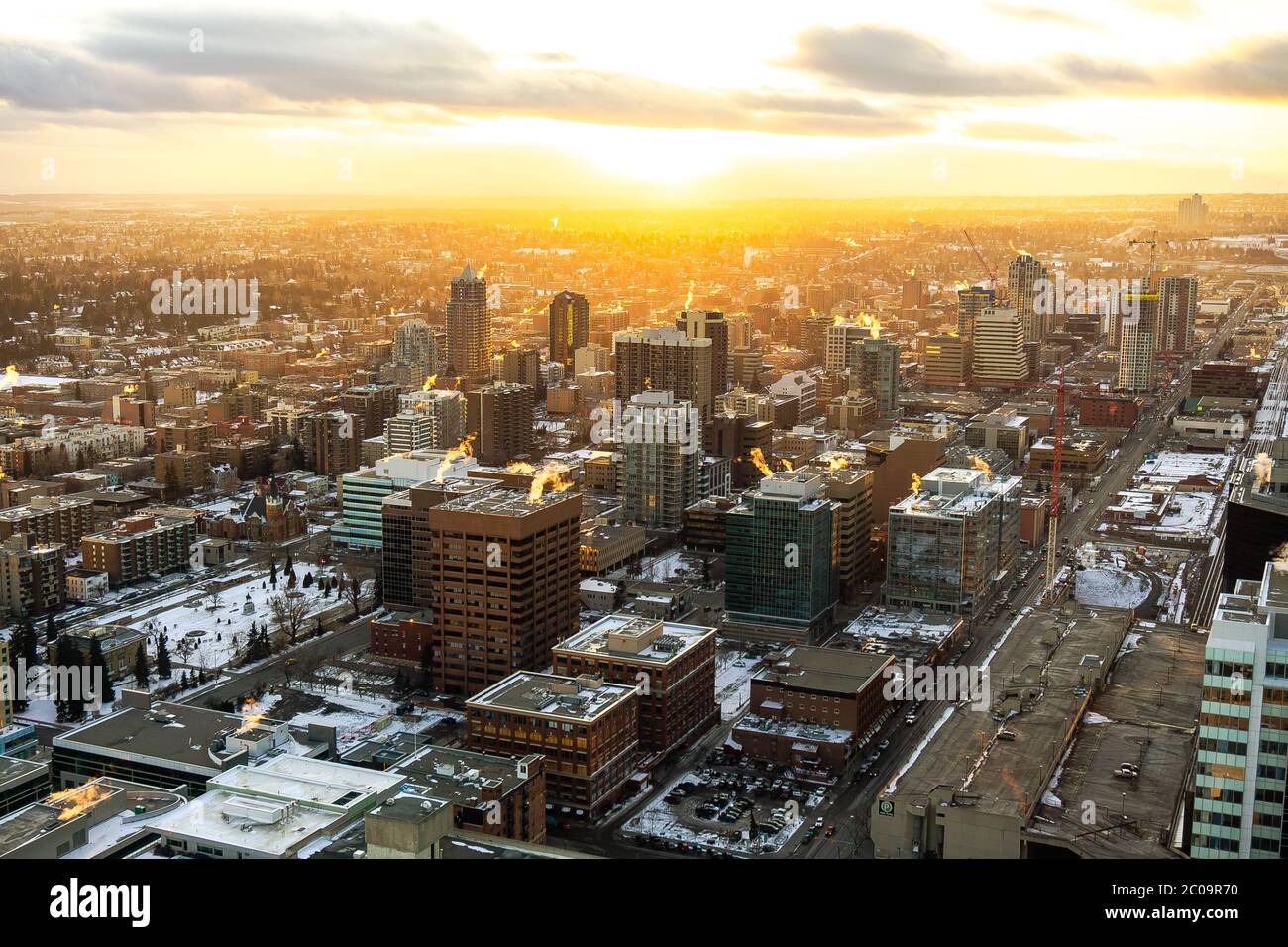 Sonnenuntergang über der Stadt Calgary im Winter. Vom Calgary Tower aus mit Blick auf die südwestliche Innenstadt. Stockfoto