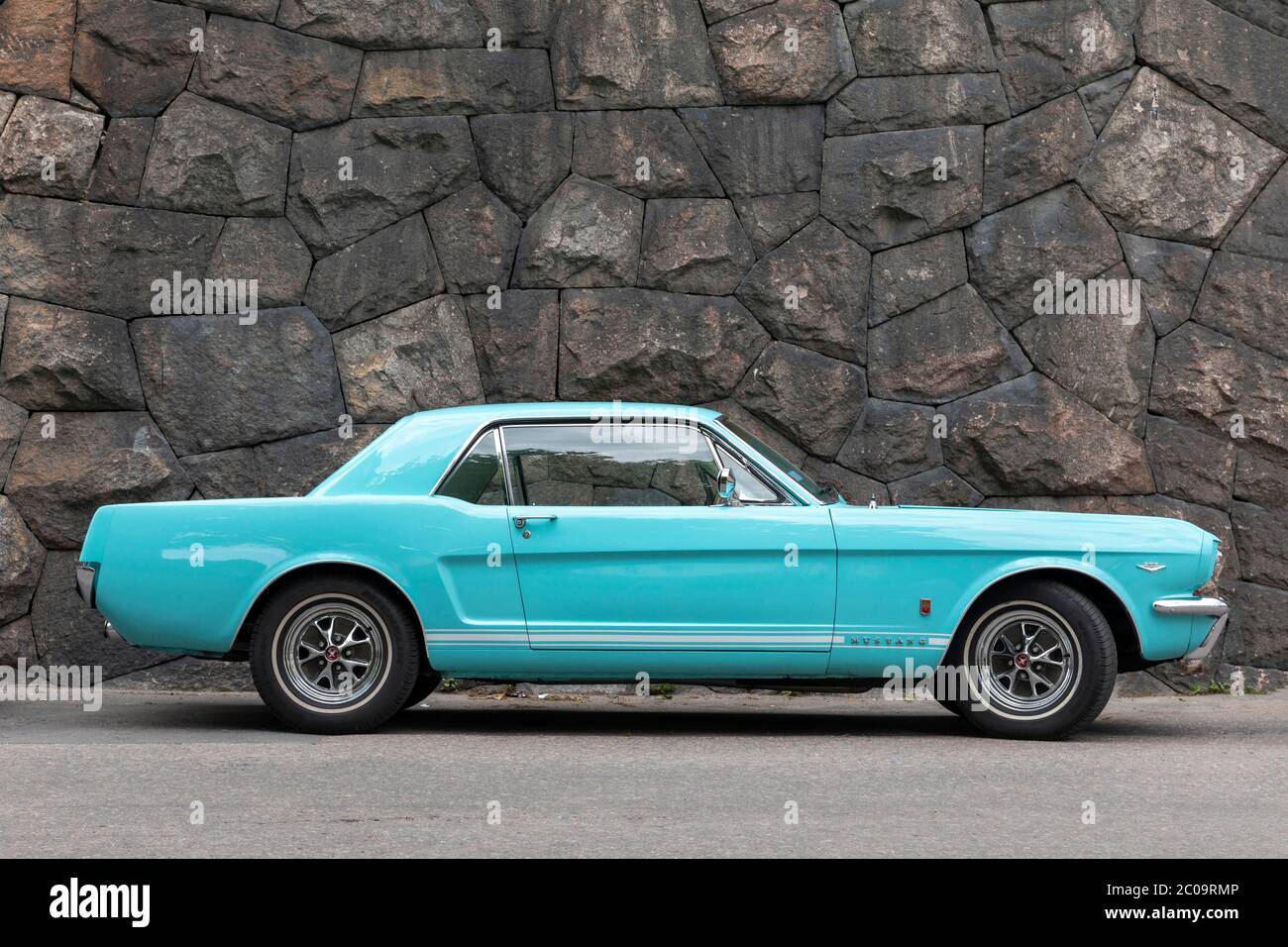 Vintage Ford Mustangs sind immer noch auf den Straßen von Helsinki. Normalerweise werden sie im Winter im Haus gehalten und nur an warmen Sommertagen verwendet. Stockfoto