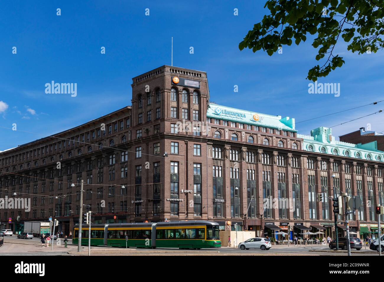 Historisches Bürogebäude mit leblichem Stadtleben in Helsinki Stockfoto