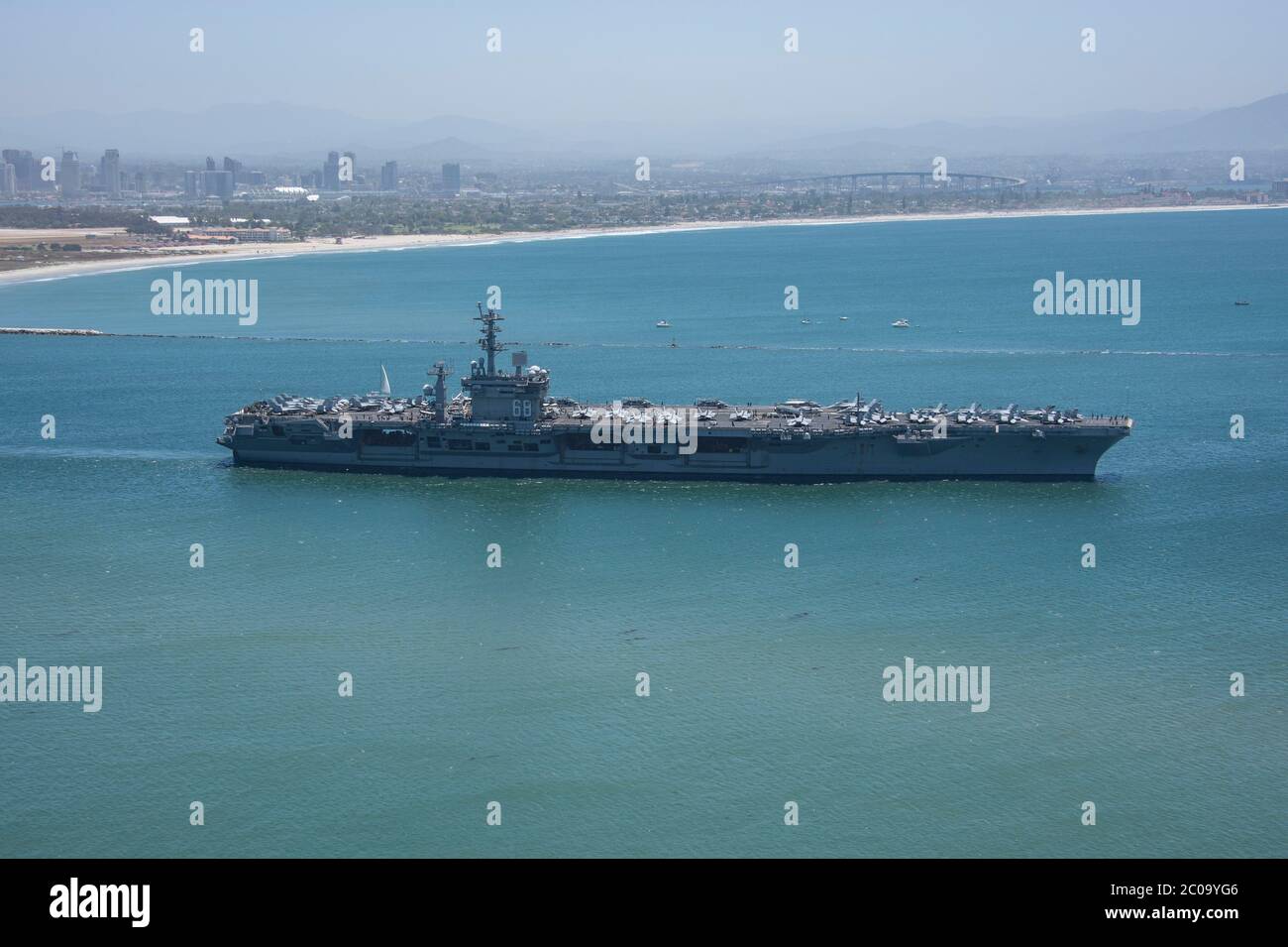 Der US Navy Nimitz-Klasse Flugzeugträger USS Nimitz verlässt Naval Air Station North Island und geht zurück in den Pazifik für Routinepatrouille 8. Juni 2020 in San Diego, Kalifornien. Stockfoto