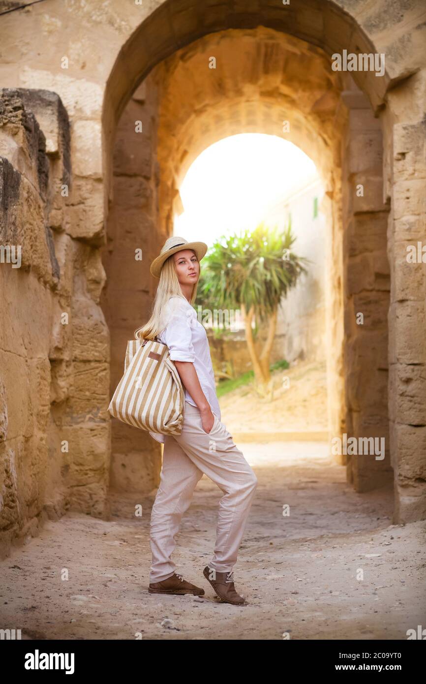 Frau in Tunesien El Jem römisches Amphitheater Stockfoto