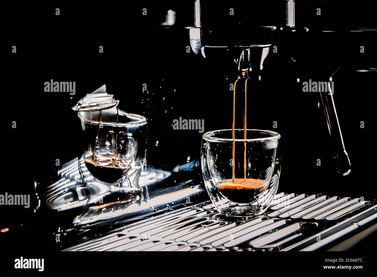 Dunkler Kaffee aus einer manuellen Espressomaschine in eine Espressotasse aus transparentem Glas gießen, mit Platz für Kopien, Nahaufnahme Stockfoto