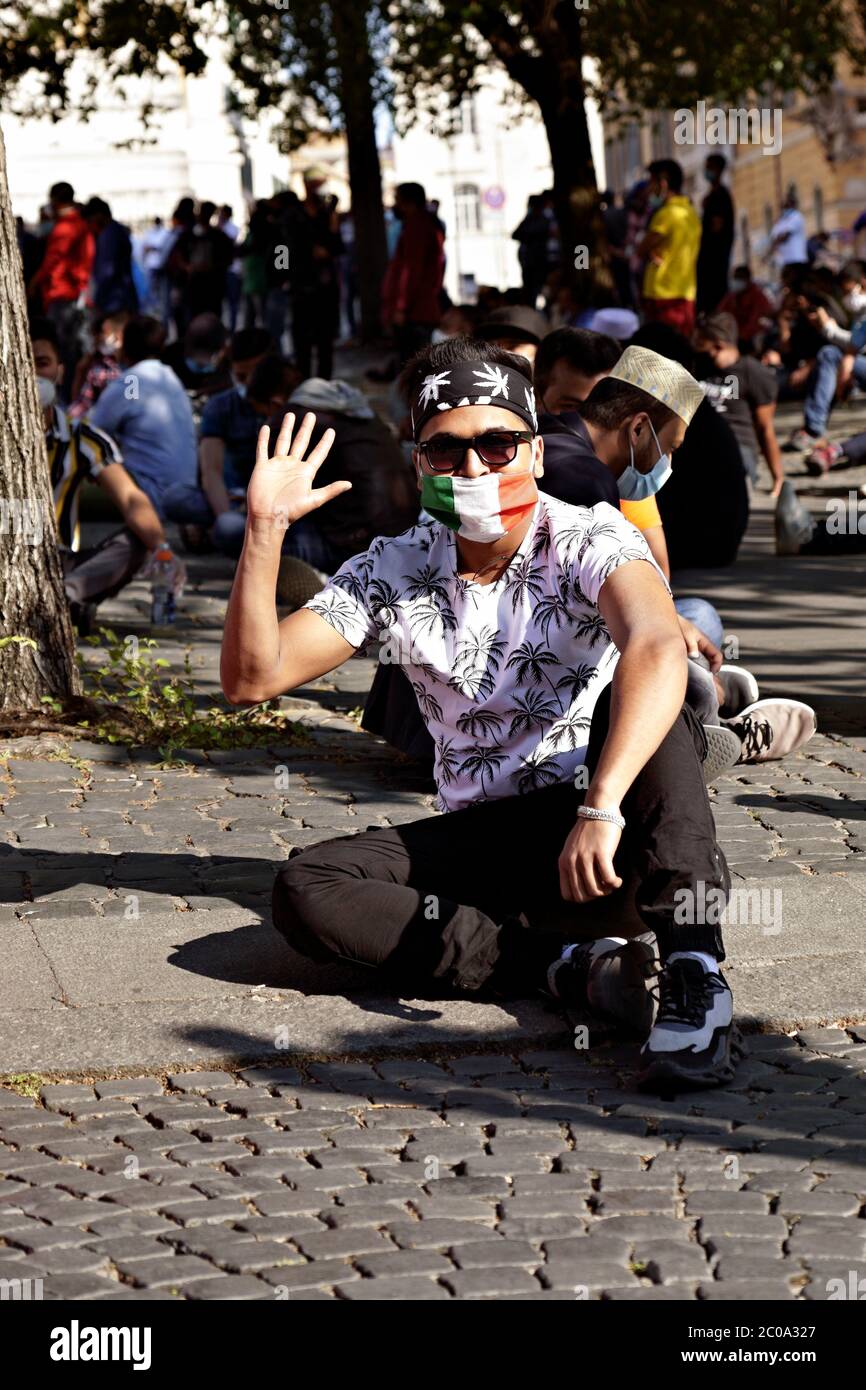 Nicht-EU-Einwanderer während einer Demonstration, um eine Arbeitserlaubnis für Italien zu beantragen. Sie tragen medizinische Masken für das Covid 19 Coronavirus. Rom zur Zeit des Covid 19, Italien, Europa, Europäische Union, EU. Stockfoto