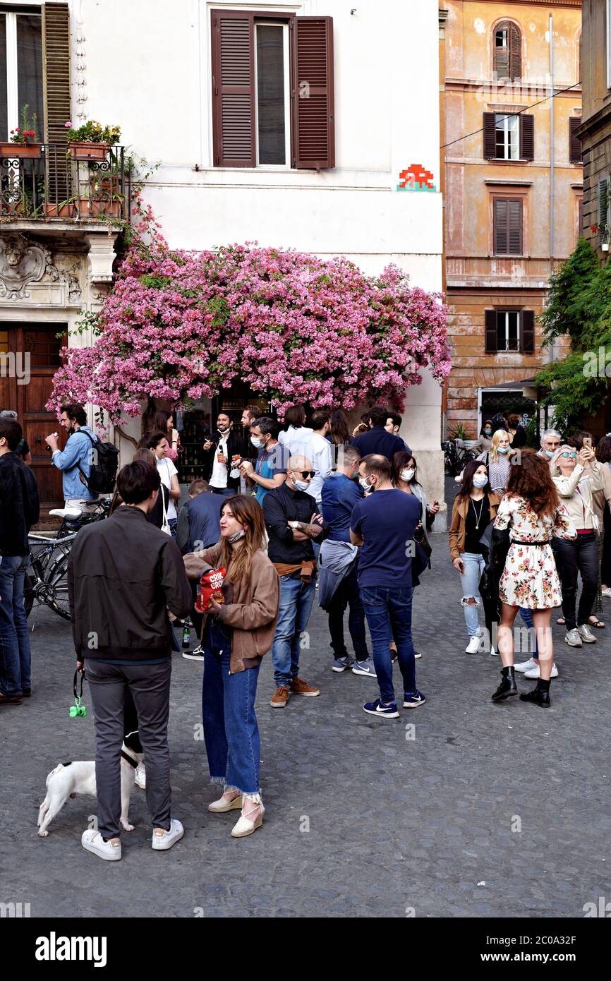 Italienische Jugendliche versammelten sich in den Straßen des Monti-Viertels zu einem Aperitif und trugen medizinische Masken für das Covid 19 Coronavirus . Rom zur Zeit von Covid 19. Italien, Europa, Europäische Union, EU Stockfoto