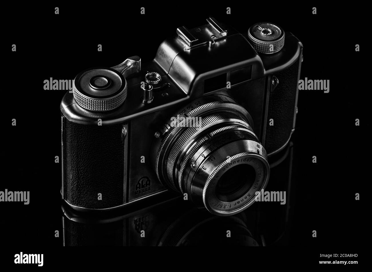 Athen, Attika / Griechenland. Glänzende Vintage-Entfernungsmesser-Filmkamera in Schwarz und Weiß isoliert auf schwarzem Hintergrund mit Reflexion Stockfoto