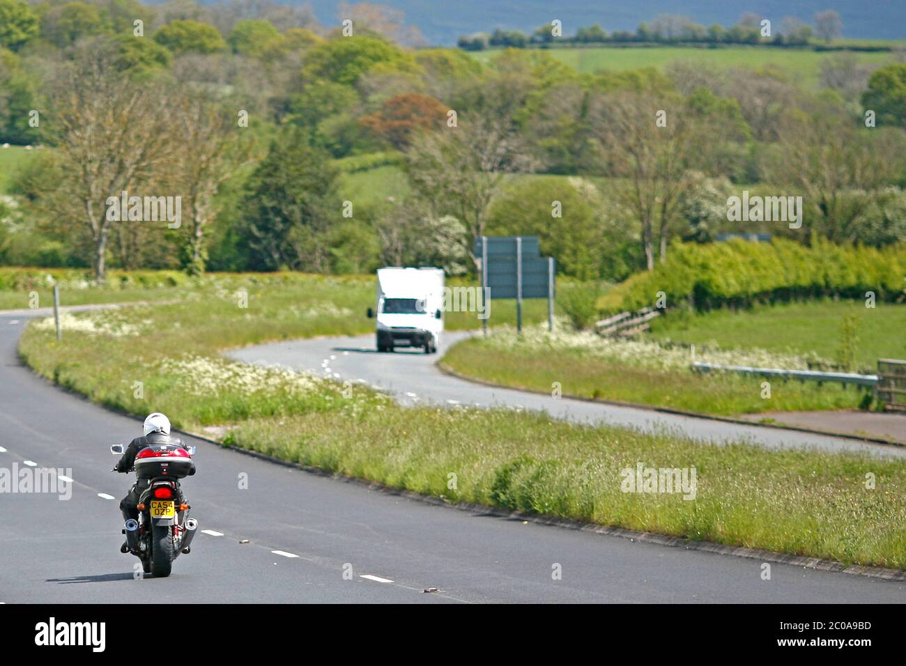 A40 South Wales in der Nähe von Brecon Town in den Brecon Beacons. Motorradfahrer genießen die Sonne am 15. Mai 2014. Stockfoto