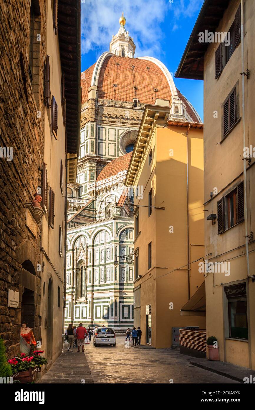 Florenz, Italien, 20. September 2015: Blick auf die Straße des Doms (Dom) des Doms von Florenz in Italien Stockfoto