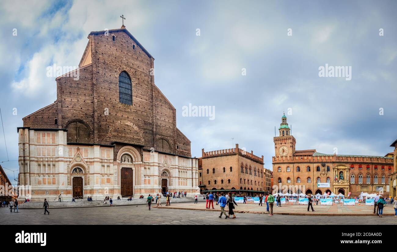 Bologna, Italien, 20. September 2015: Panoramablick auf die Piazza Maggiore - zentraler Platz in Bologna, Italien und Basilica di San Petronio Stockfoto