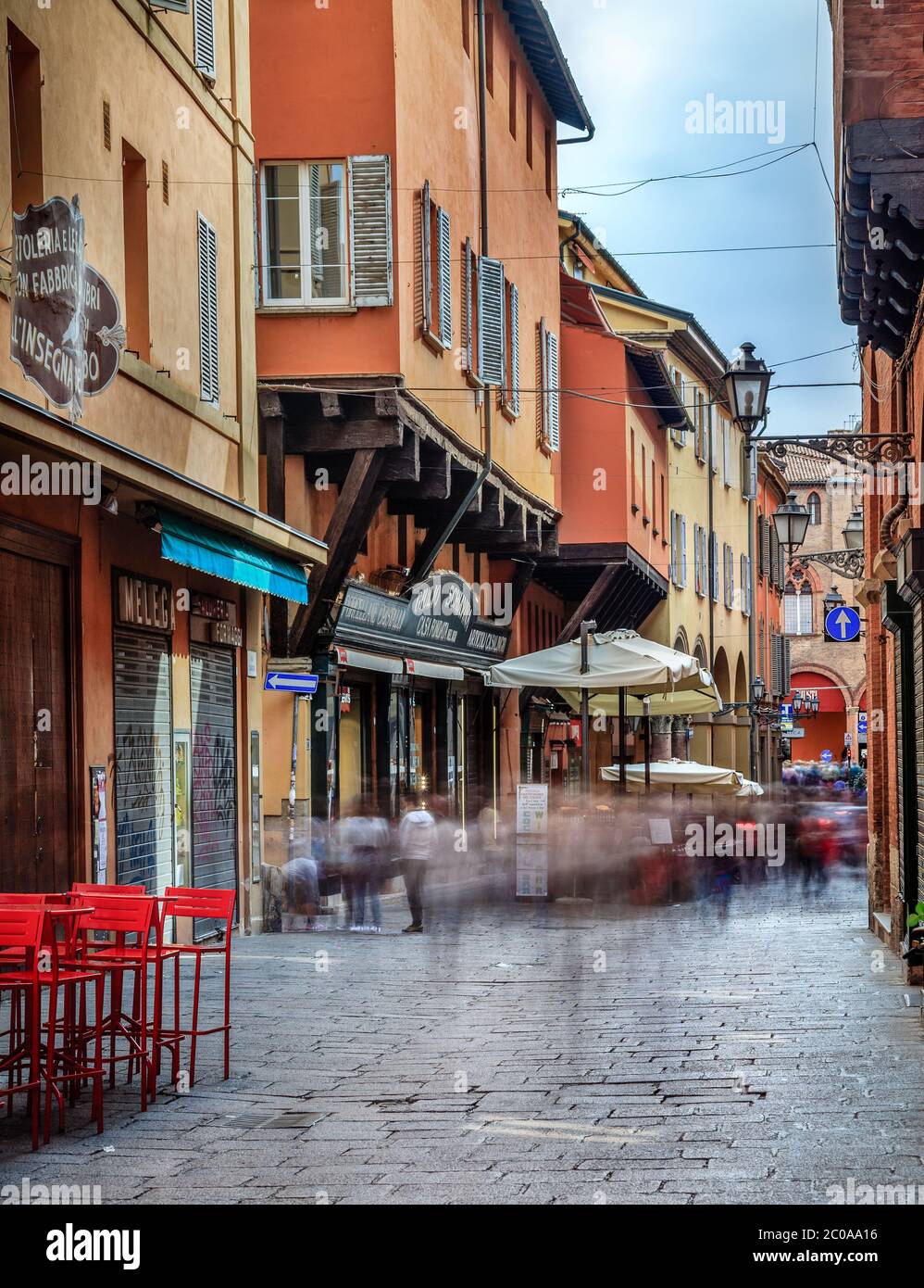 Bologna, Italien, 20. September 2015: Langzeitbelichtung einer geschäftigen Handelsstraße im historischen Zentrum von Bologna, Italien Stockfoto