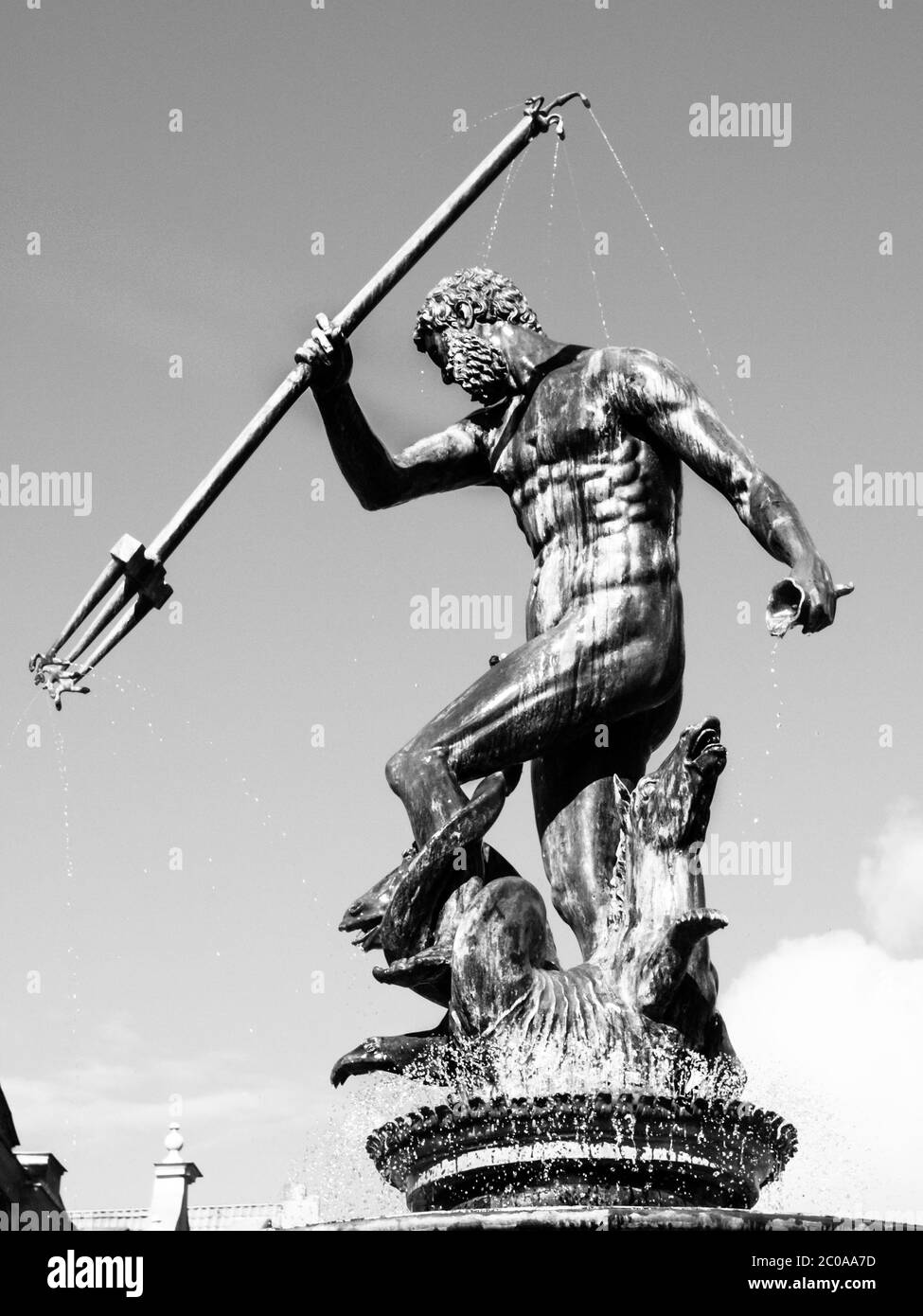Bronzestatue von Neptun, dem römischen Gott des Meeres, in der Altstadt von Danzig, Polen. Schwarzweiß-Bild. Stockfoto