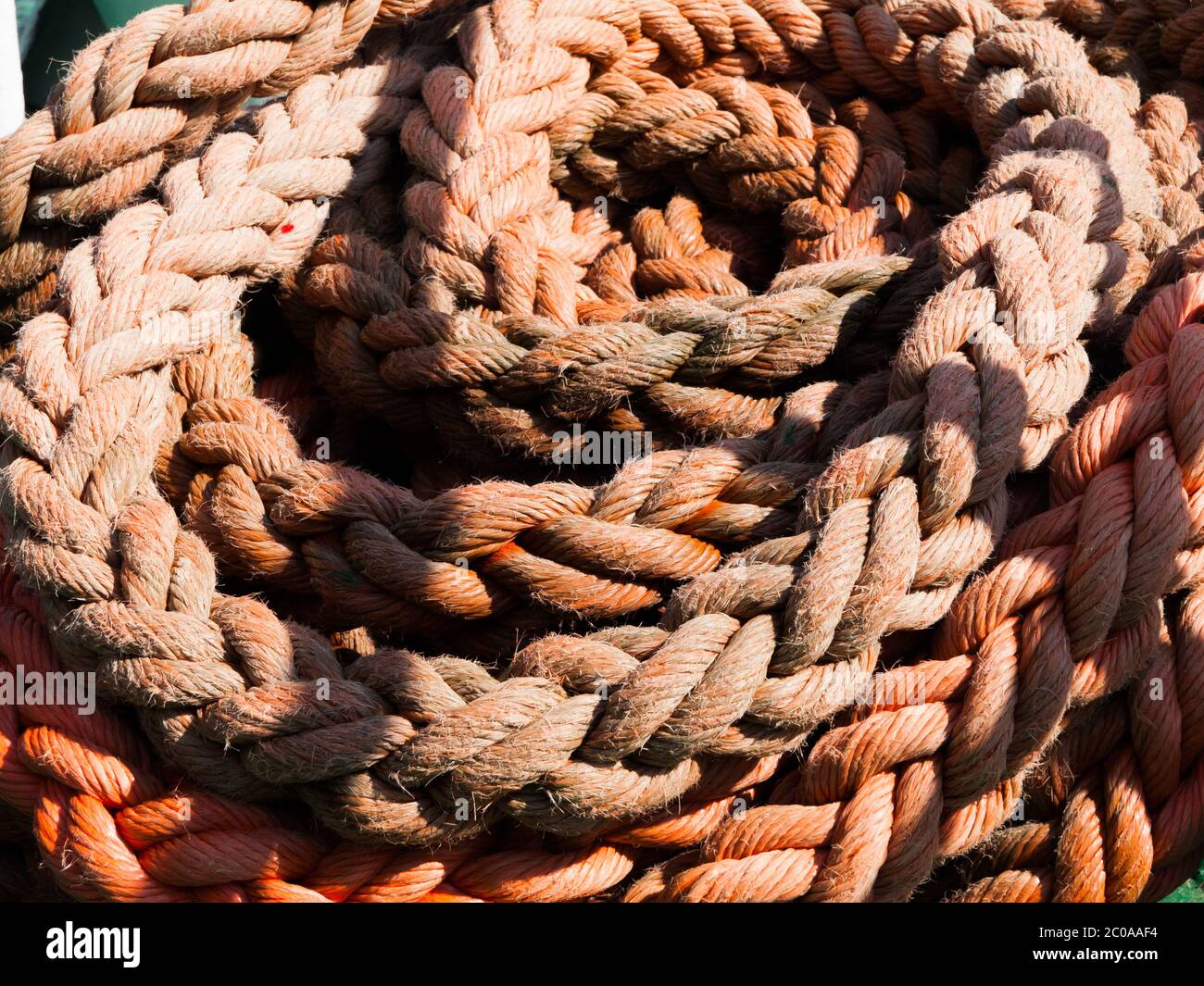 Detailansicht des roten Seils, nautischer Hintergrund Stockfoto