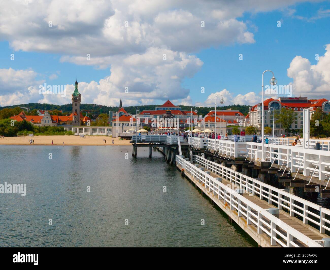 Blick vom Pier in Sopot mit Sommerwolken, Polen Stockfoto