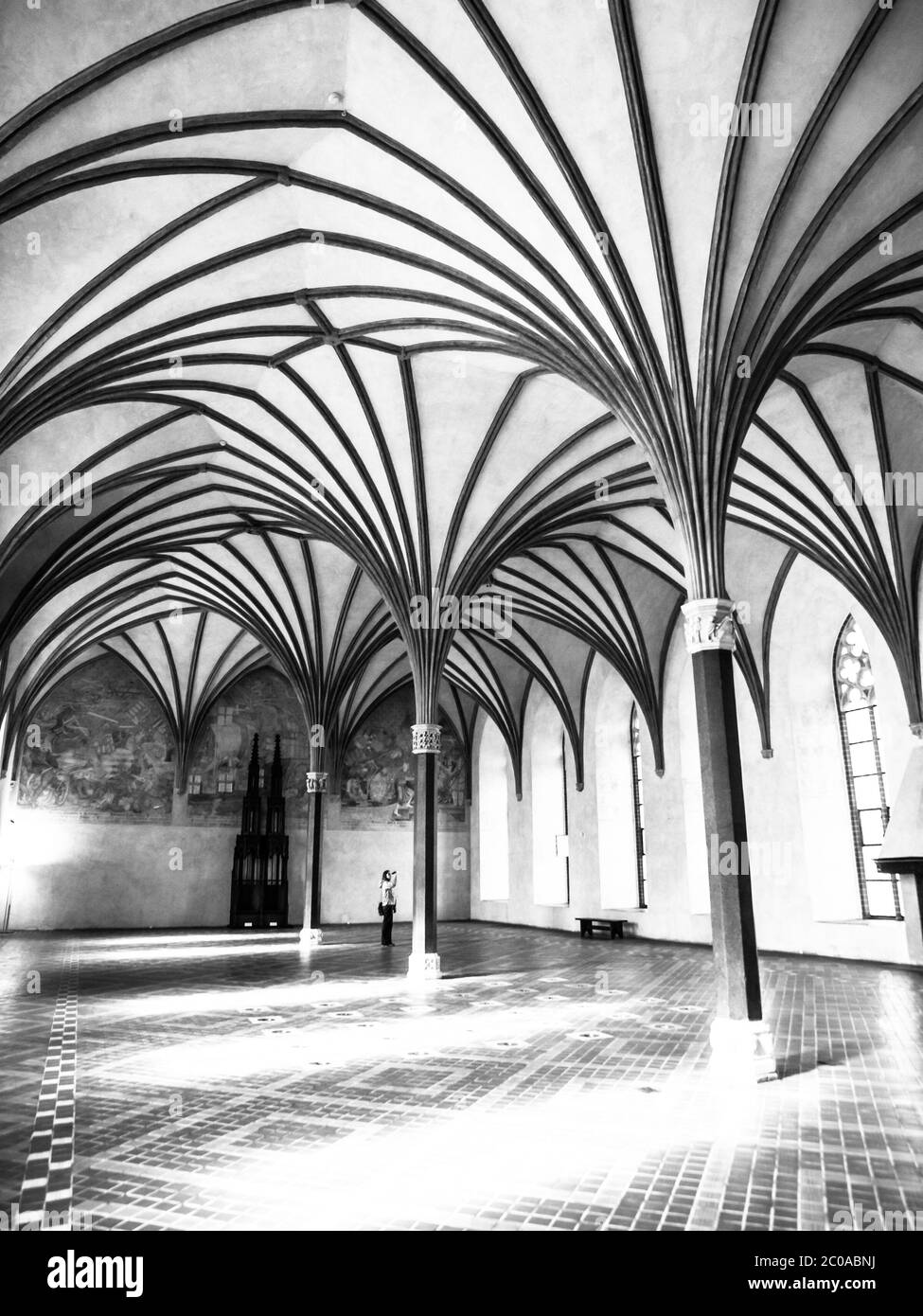 Das große Refektorium, der größte Saal im Schloss Malbork mit einer schönen gotischen Gewölbedecke, Polen. Schwarzweiß-Bild. Stockfoto