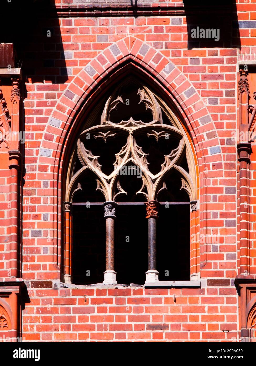 Backstein Vintage Fenster in gotischem Baustil Stockfoto