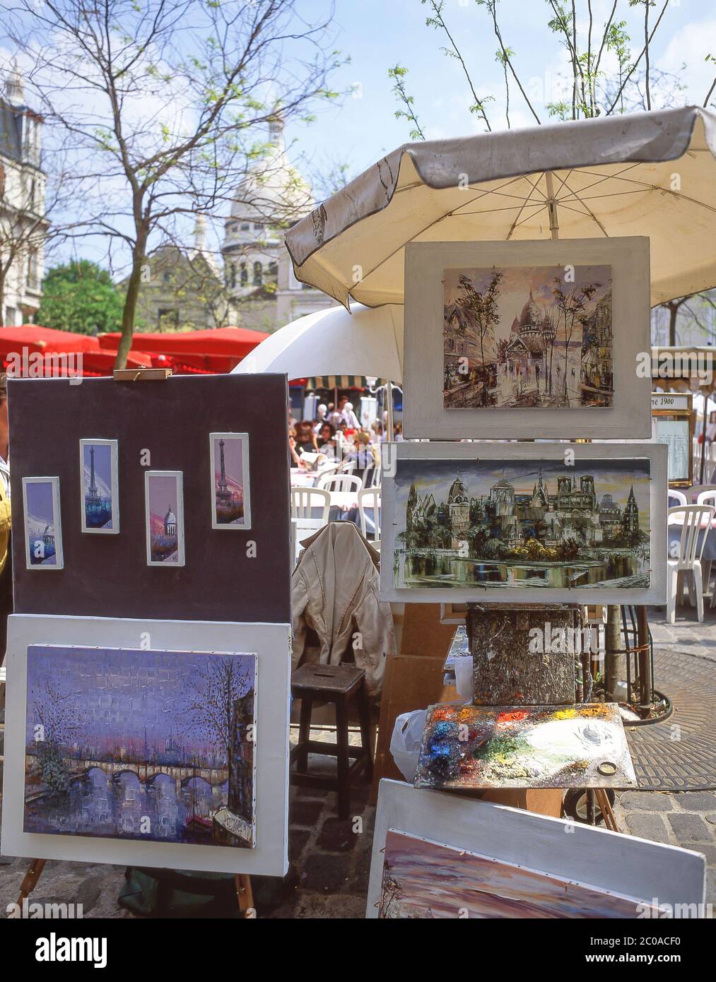 Gemälde und Farbpalette des Künstlers auf dem Place du Tertre, Montmartre, Paris, Île-de-France, Frankreich Stockfoto