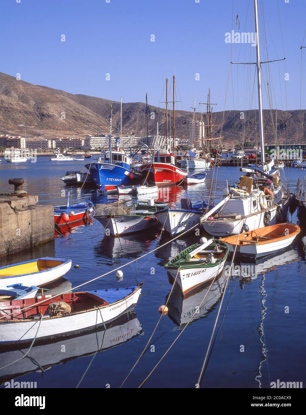 Fischerboote im Hafen, Los Cristianos, Teneriffa, Kanarische Inseln, Königreich Spanien Stockfoto