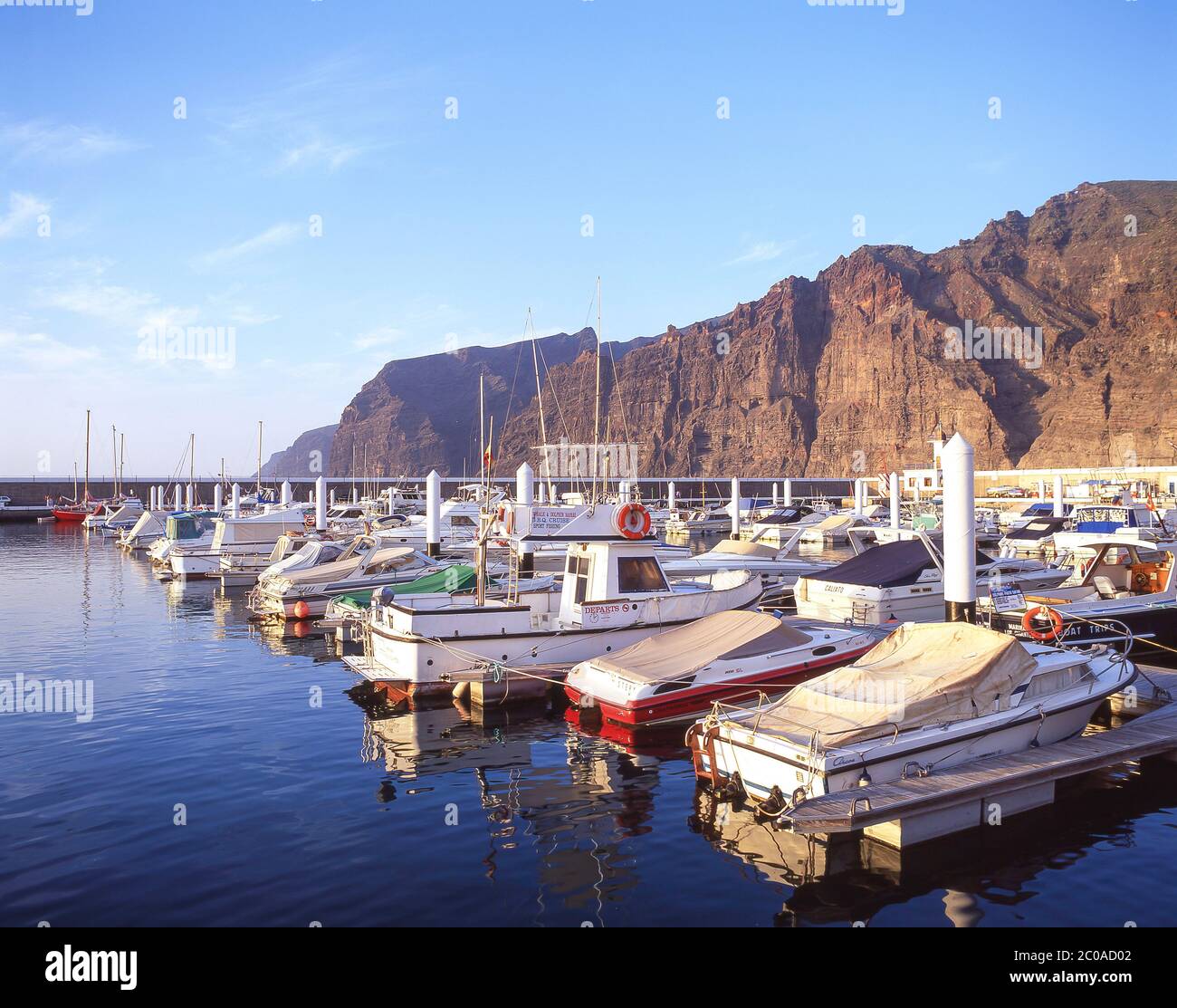 Fischerboote im Hafen bei Sonnenaufgang, Los Gigantes, Teneriffa, Kanarische Inseln, Königreich Spanien Stockfoto