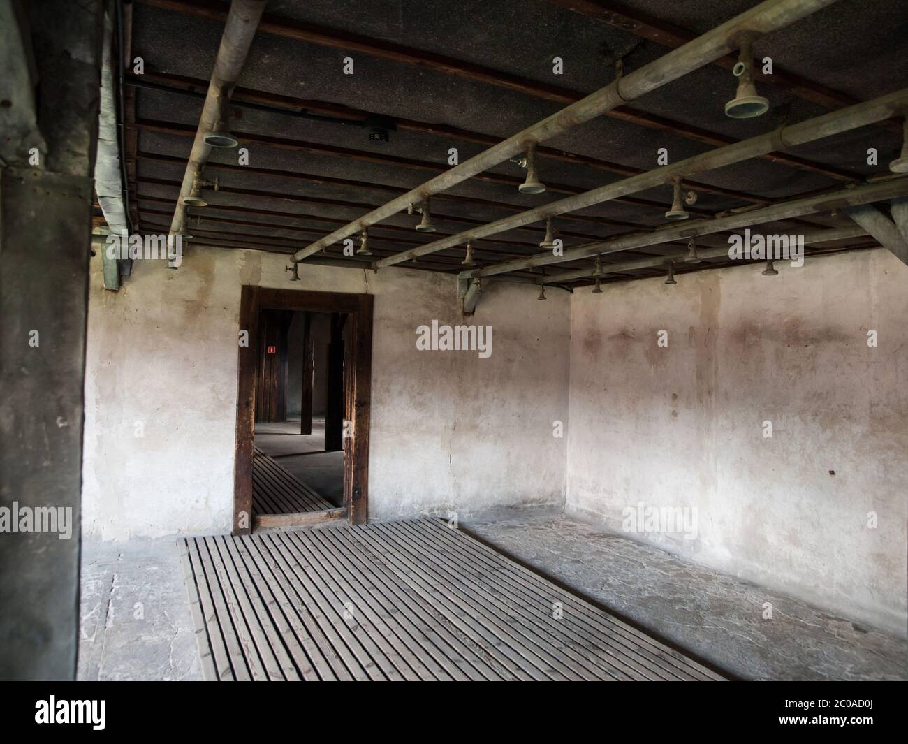 Innenraum des Badezimmers mit Duschen im Konzentrationslager Stockfoto