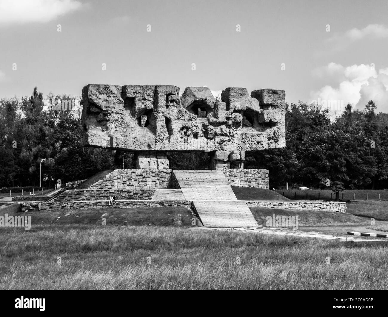 LUBLIN, POLEN - UM 2014: Denkmal im KZ Majdanek, das während der deutschen Besetzung Polens im Zweiten Weltkrieg in Lublin errichtet wurde. Schwarzweiß-Bild. Stockfoto