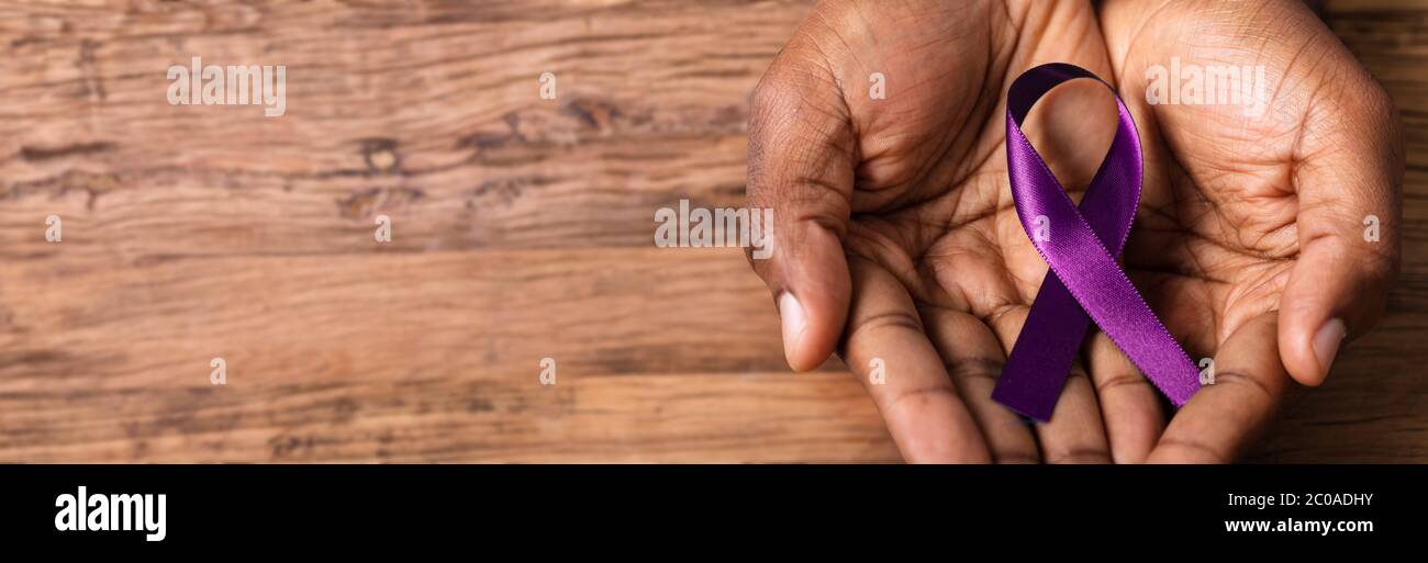 American African Mit Alzheimer Und Krebs Awareness Ribbon Stockfoto