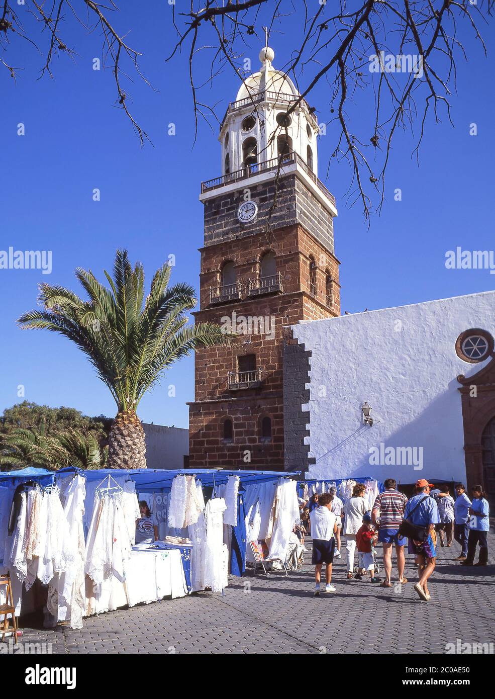 Kirche Nuestra Señora de Guadalupe und Sonntagsmarkt, Plaza de la Constitucion, Teguise, Lanzarote, Kanarische Inseln, Spanien Stockfoto