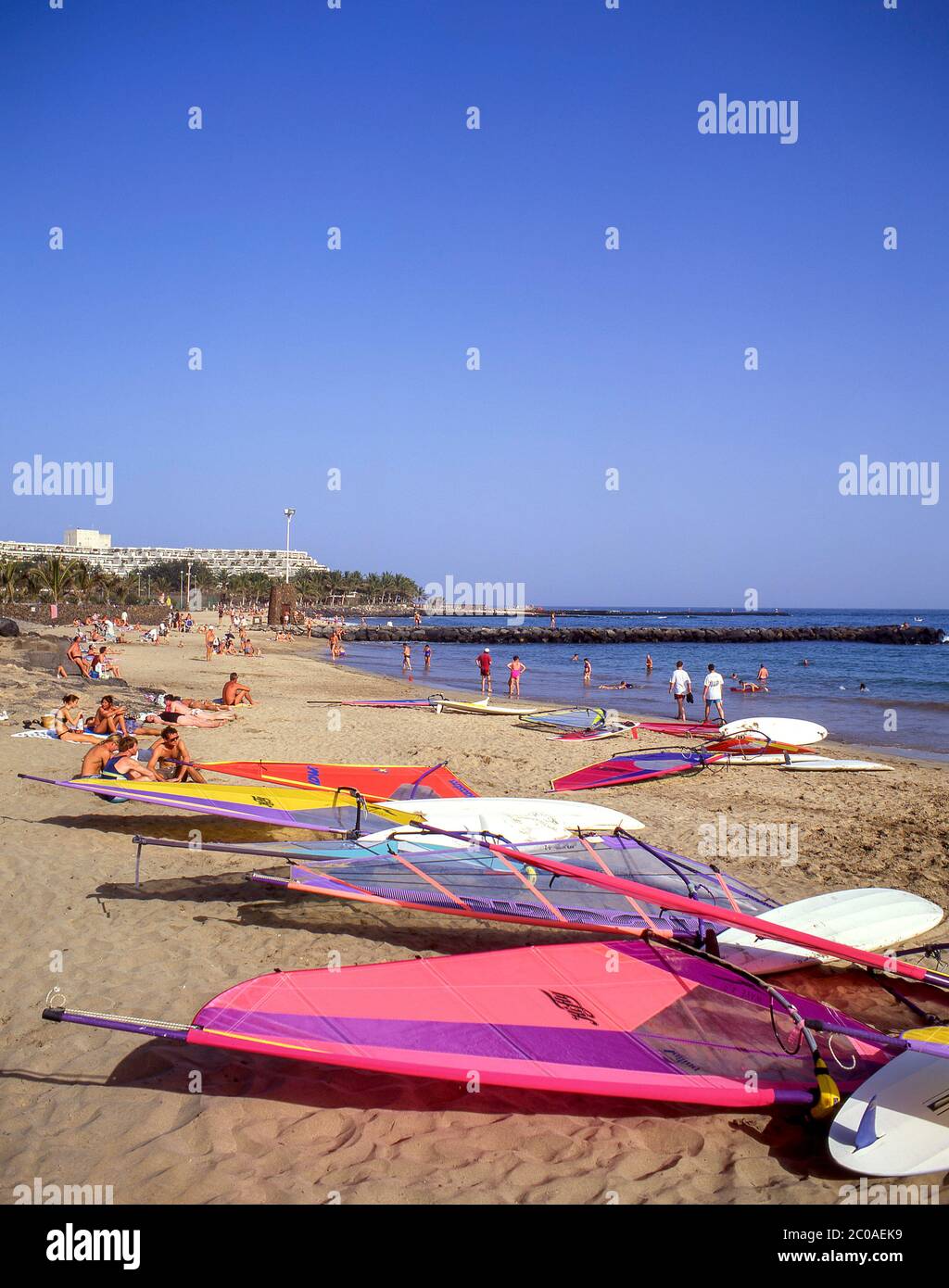 Windsurfbretter mit Segeln am Strand Las Cucharas, Costa Teguise, Lanzarote, Kanarische Inseln, Spanien Stockfoto