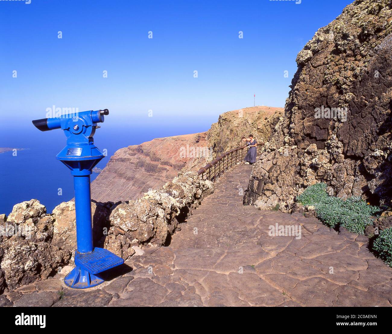 Fernrohr am Aussichtspunkt Mirador del Río, Risco de Famara, Lanzarote, Kanarische Inseln, Königreich Spanien Stockfoto