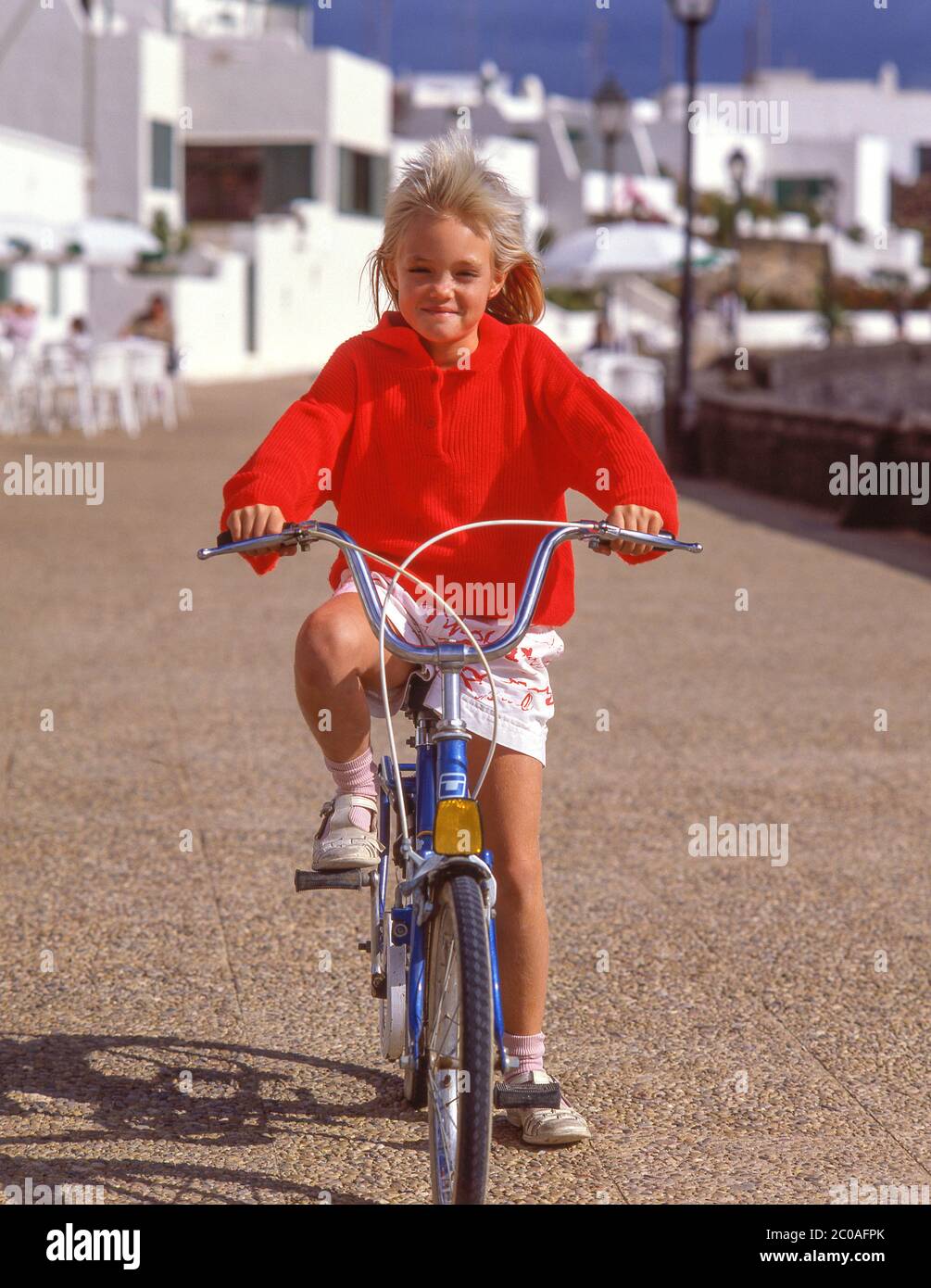 Kleines Kind Fahrrad fahren auf der Promenade, Playa Blanca, Lanzarote, Kanarische Inseln, Königreich Spanien Stockfoto