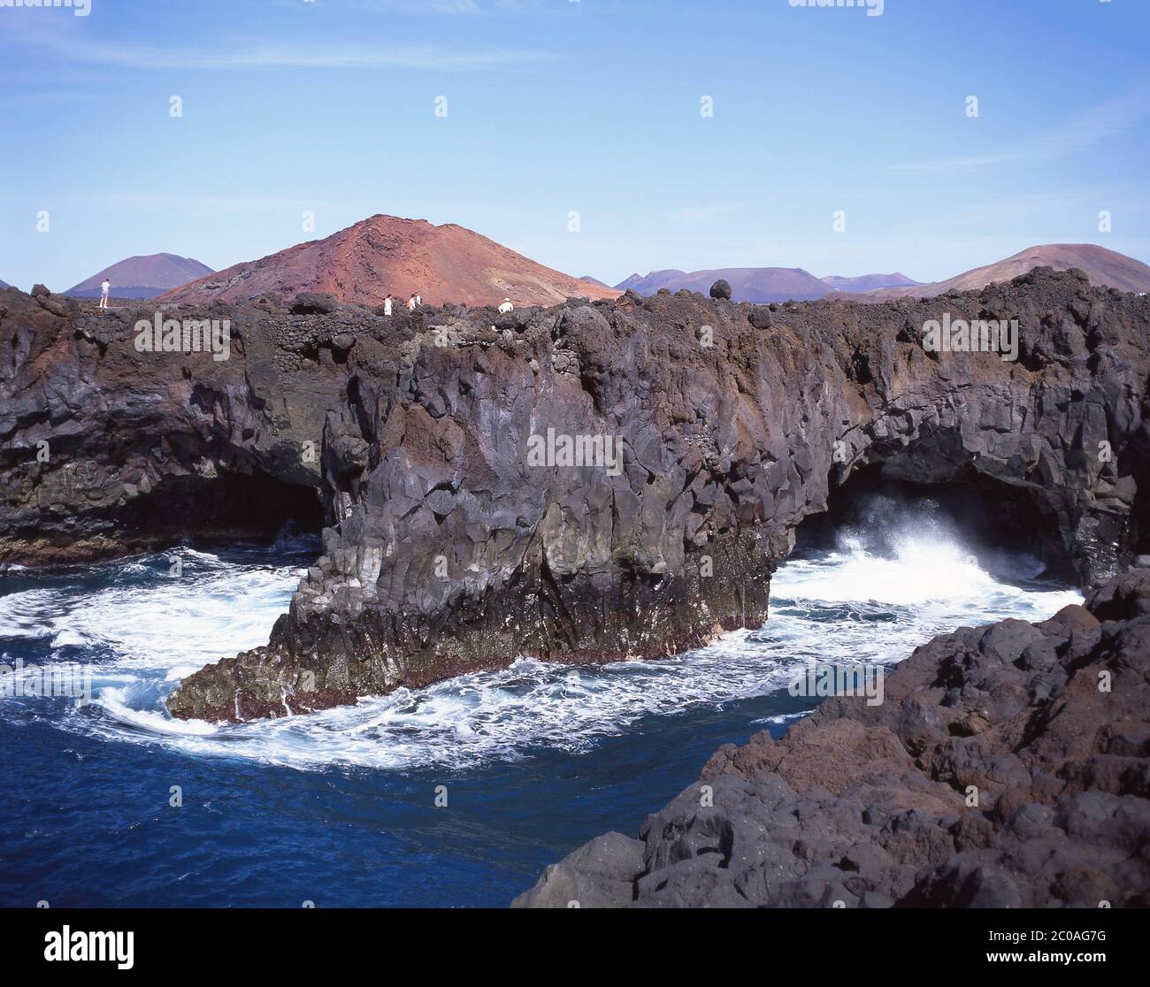 Meereshöhlen an der Felsküste von Los Hervideros, in der Nähe von El Golfo, Lanzarote, Kanarische Inseln, Spanien Stockfoto