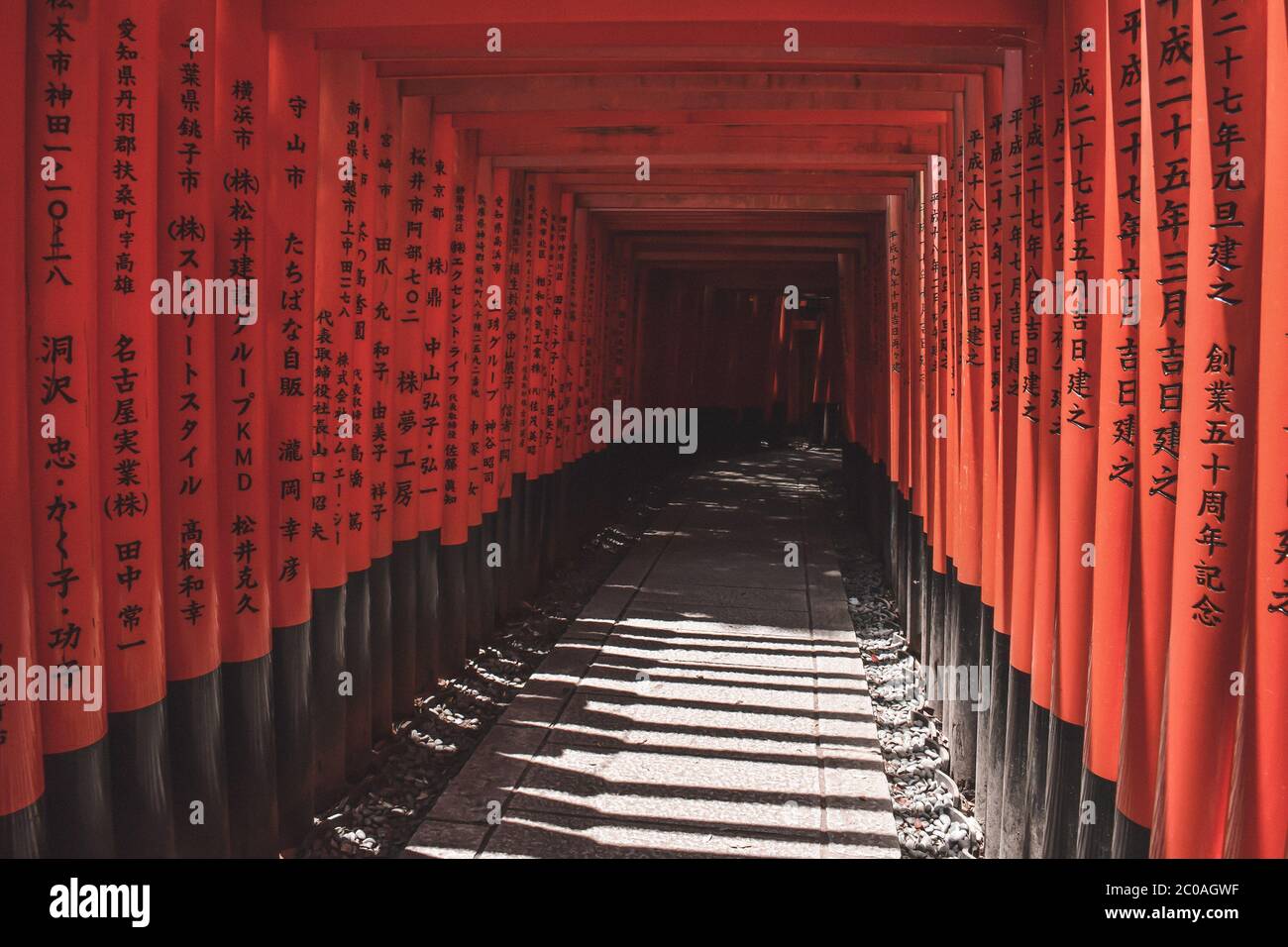 Tunnel der roten Tore in Fushimi Inari Taisha in Kyoto Japan Stockfoto