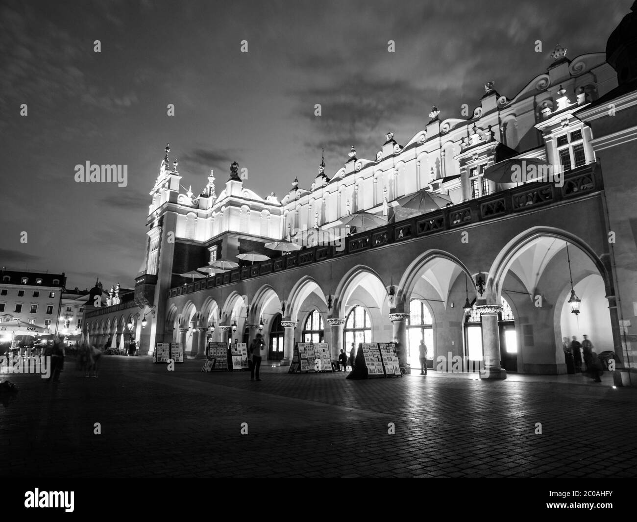 Tuchhalle, oder Sukiennice, auf dem Hauptmarkt in der Altstadt bei Nacht, Krakau, Polen. Schwarzweiß-Bild. Stockfoto