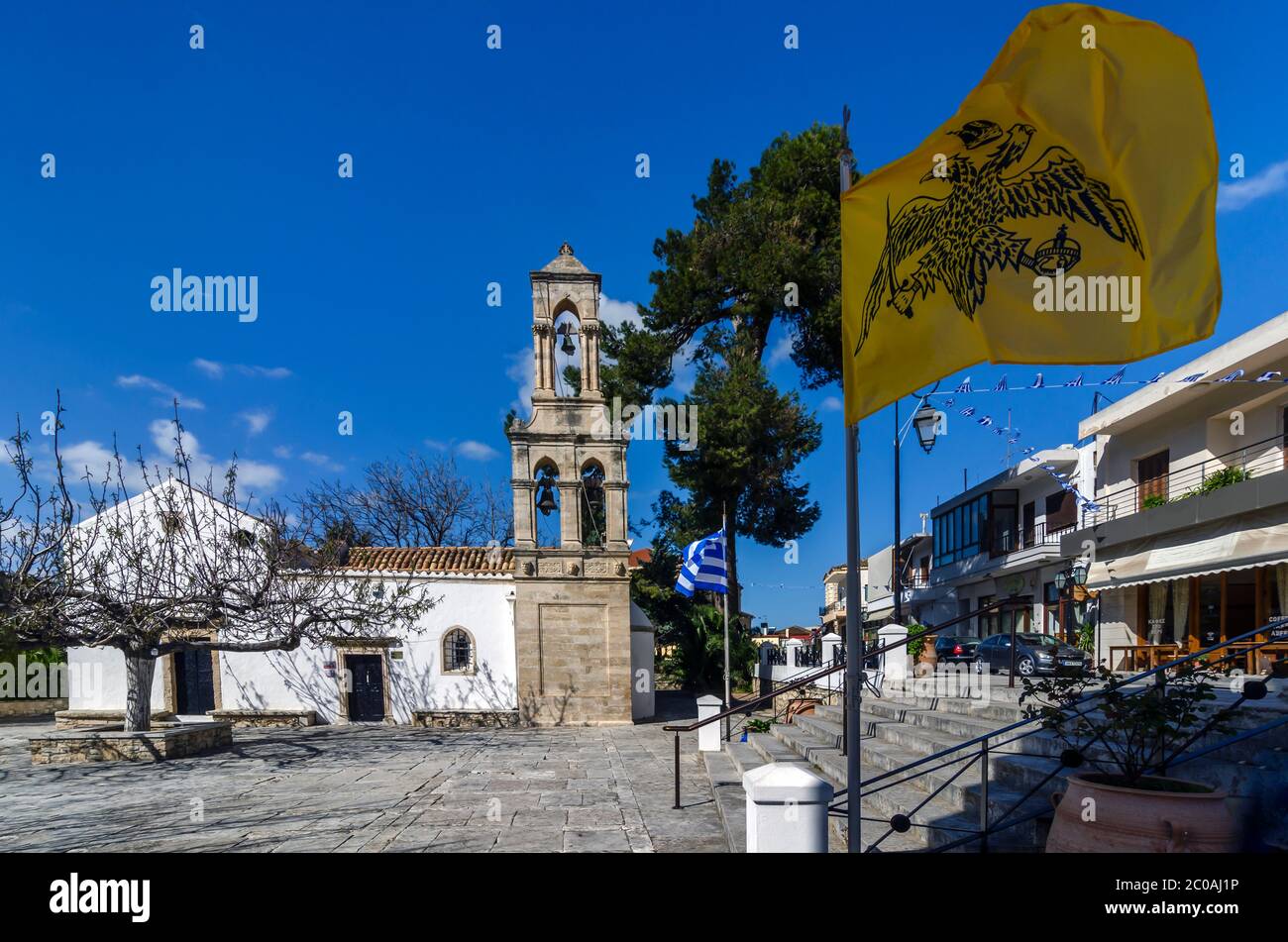 Archanes, Kreta Island / Griechenland. Die venezianische Kirche der Jungfrau Maria (Panagia Kera oder Faneromeni) in Archanes Stadt. Die byzantinische Flagge winkt Stockfoto