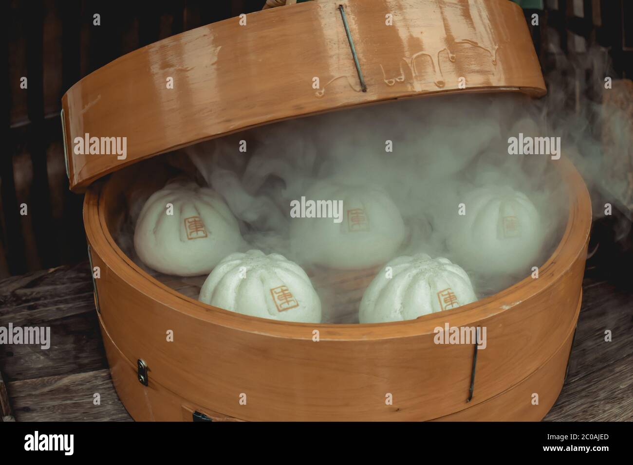 Frische japanische Dampffleischbrötchen in einem Holzkorb Stockfoto