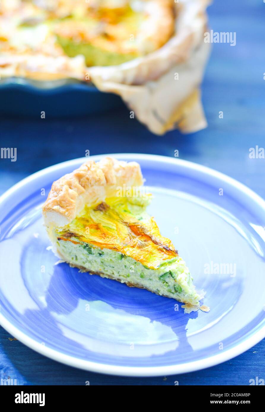 Herzhafte Kuchen mit Ricotta, Parmesan und Zucchini Blüten Stockfoto