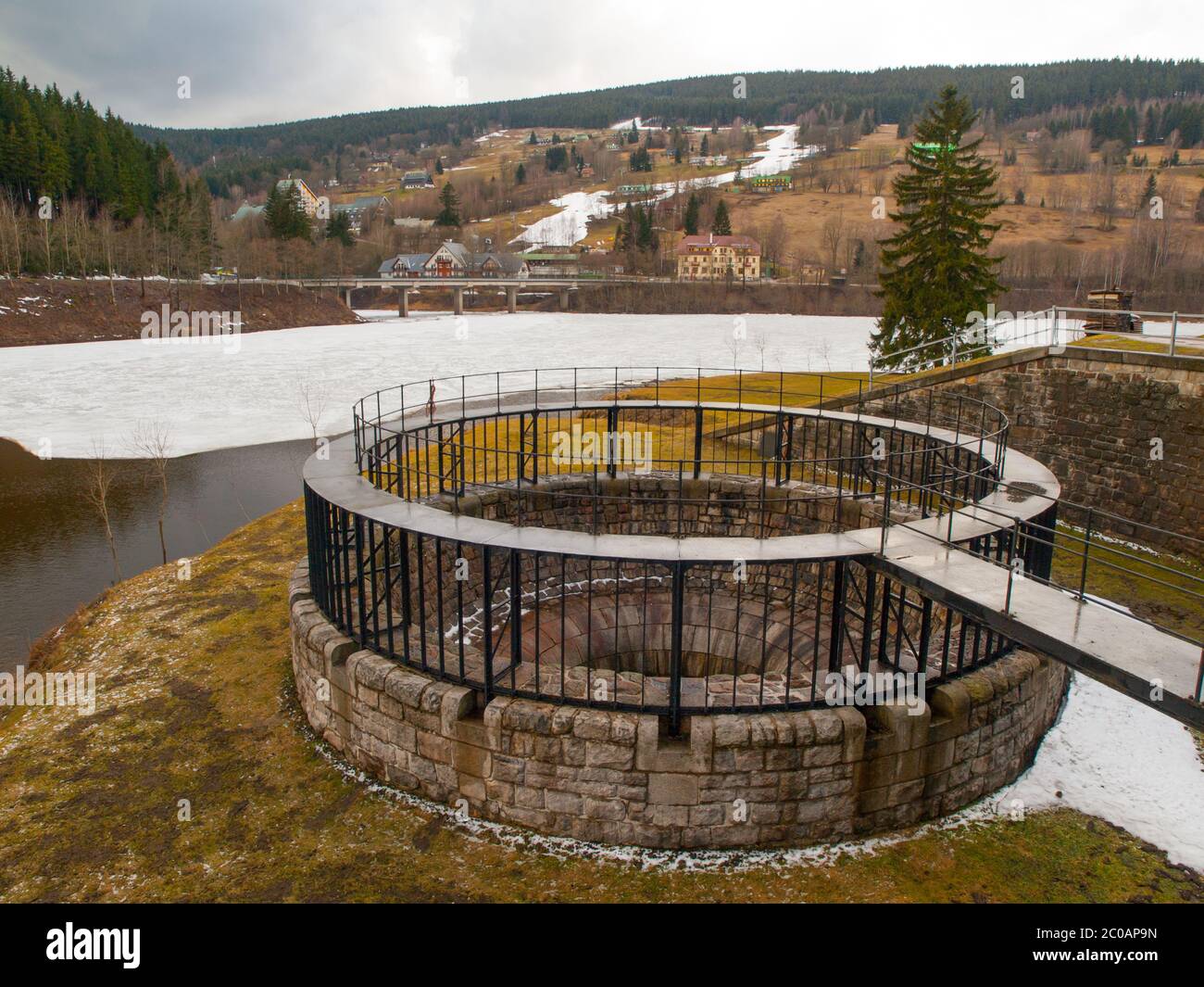 Dam-Überlauftrichter ohne Wasser, Labe-Talsperre, Tschechische Republik Stockfoto