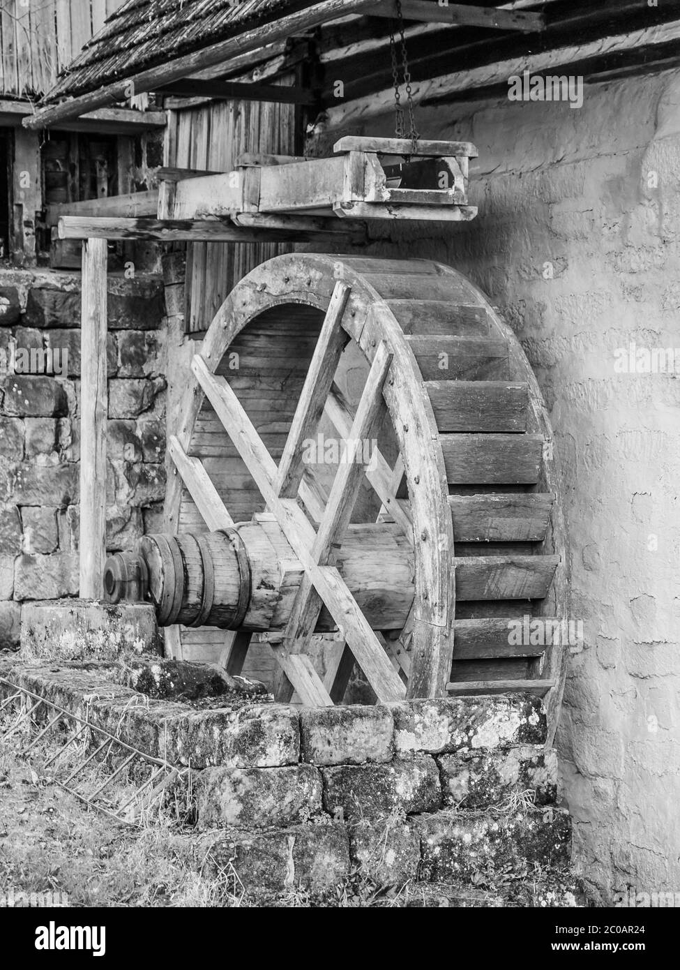 Alte Mühle Wasserrad ohne Wasser, schwarz-weiß Bild. Stockfoto