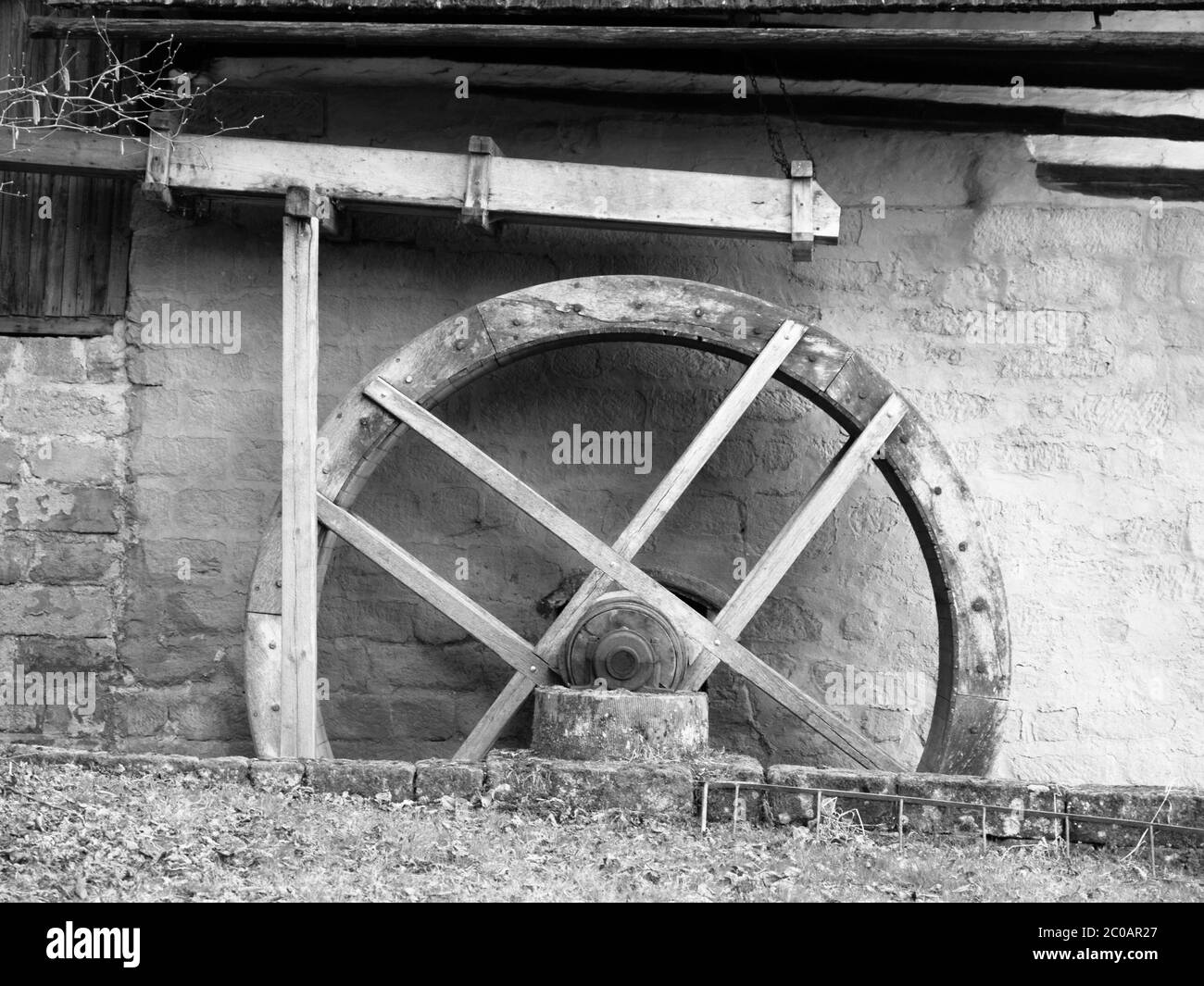 Alte Mühle Wasserrad ohne Wasser, keine Bewegung, schwarz-weiß Bild Stockfoto