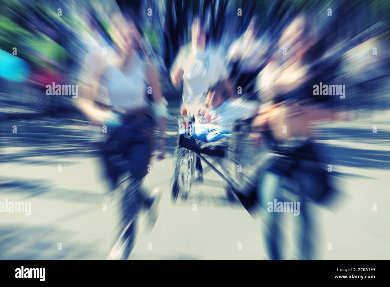 Abstrakter Hintergrund. Marathon mit der Teilnahme von behinderten Personen im Rollstuhl - Bewegung verschwommenes Bild. Stockfoto