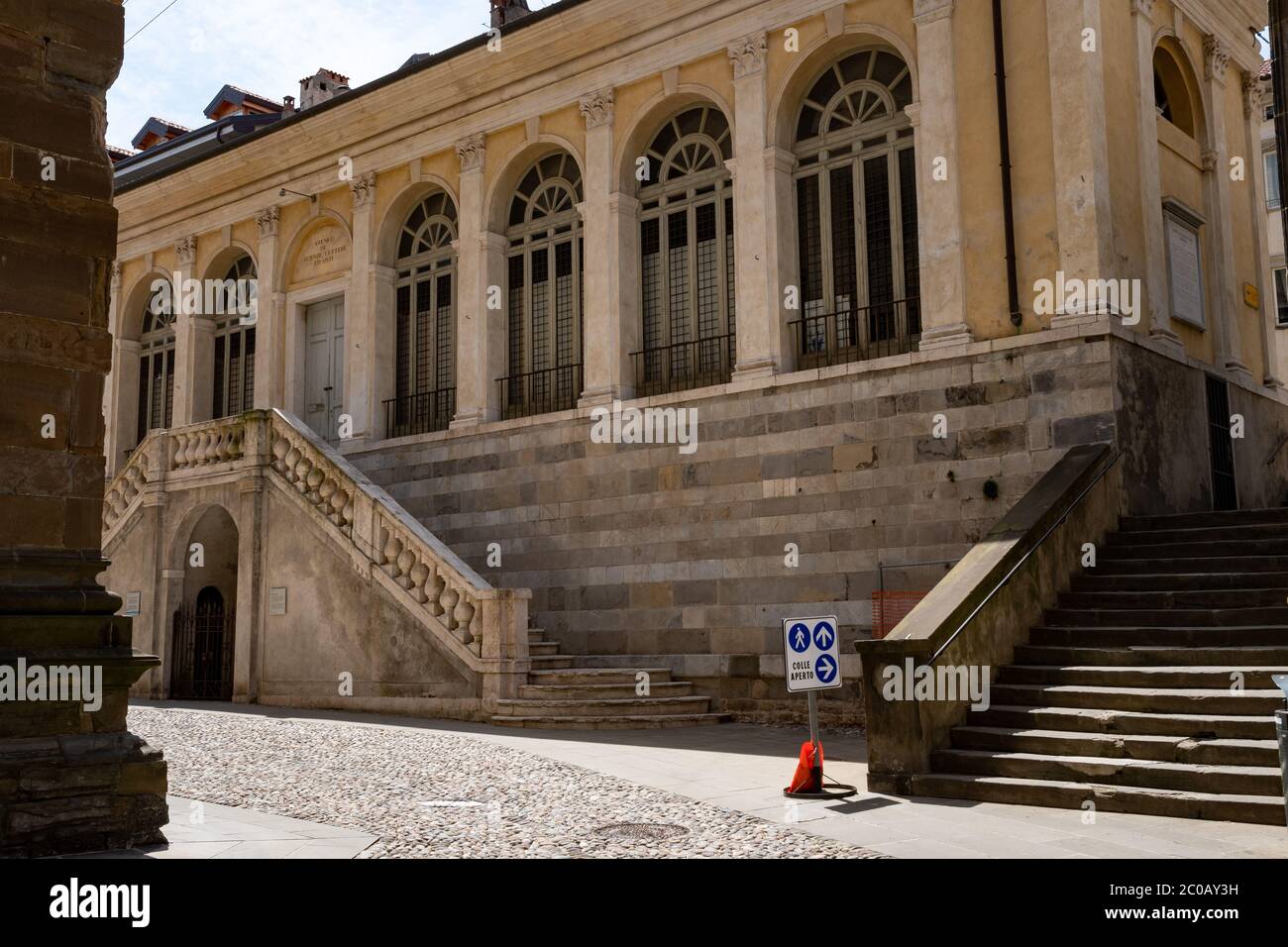 Historische Gebäude in der Oberstadt neben der Kathedrale von Bergamo. Stockfoto