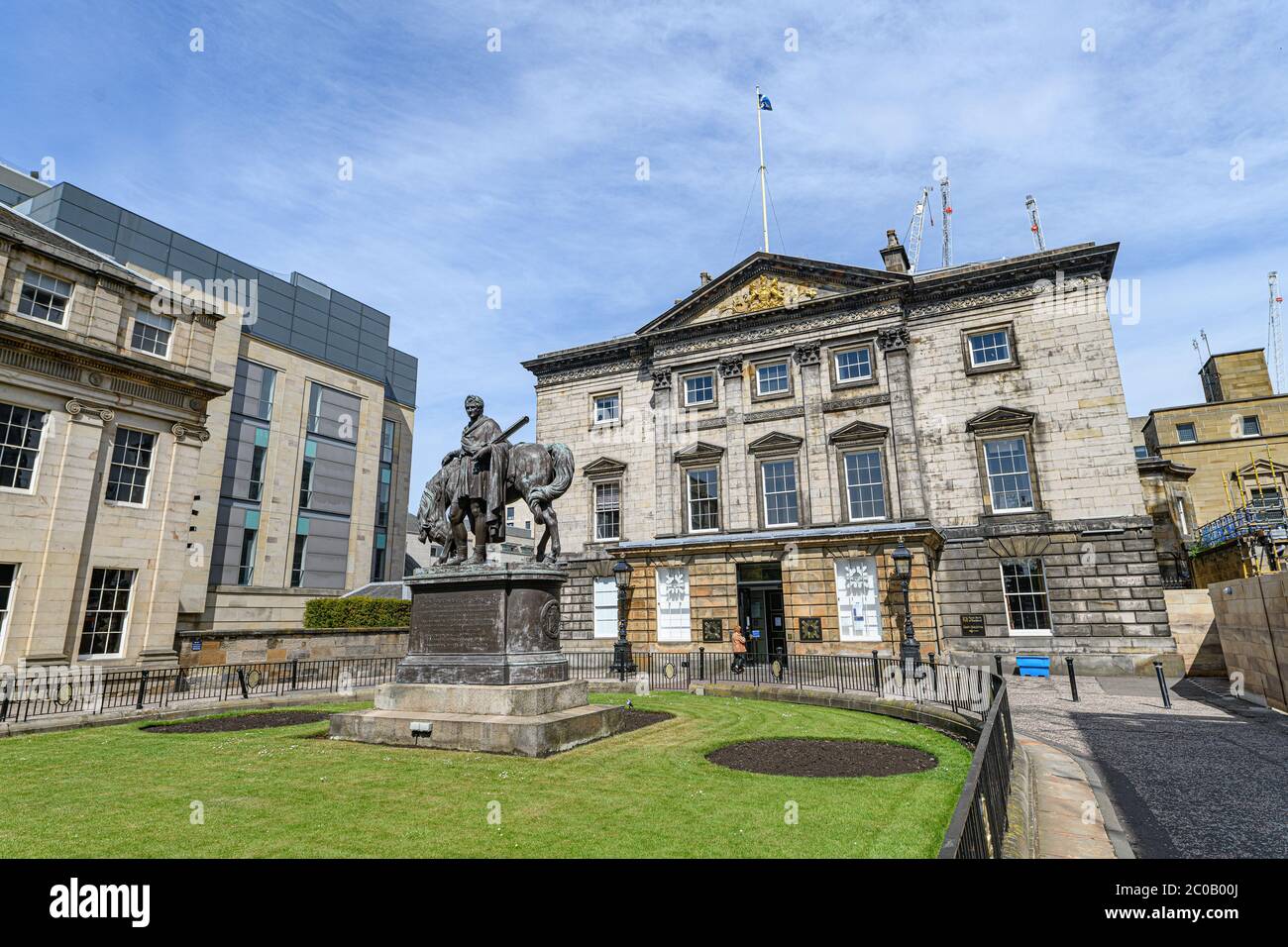 Do 11. Juni 2020. Edinburgh, Schottland. Die Statue von John Hope, 4. Earl of Hopetoun, vor dem Dundas House der Bank of Scotland auf dem St. Andrew’s Square, Edinburgh. Die Statue ist in Kontroversen umgeben wegen seines Eigentums an Plantagen in Grenada und Dominica, wo er half, gewaltsam zu unterdrücken die Sklavenrevolution in Grenada in 1795 - 1796, was zu Sklaverei in Grenada für weitere fast 40 Jahre. Stockfoto