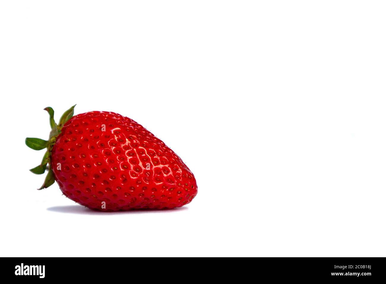 Einzelne rote Erdbeerfrucht, Nahaufnahme isoliert auf weißem Hintergrund Stockfoto