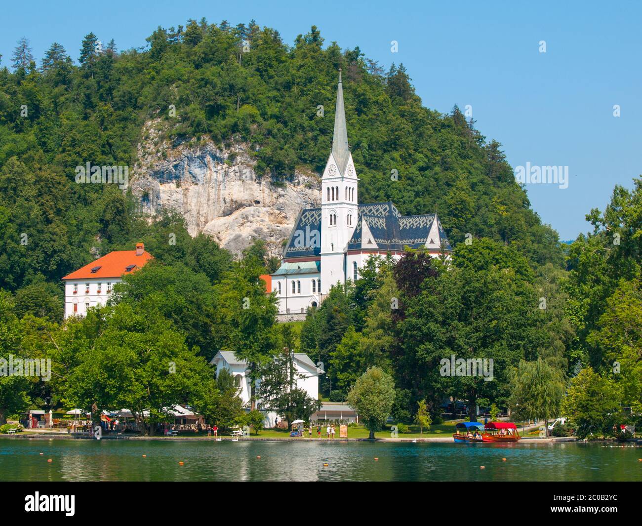 Weiße Pfarrkirche des Heiligen Martin am Bleder See, Slowenien Stockfoto