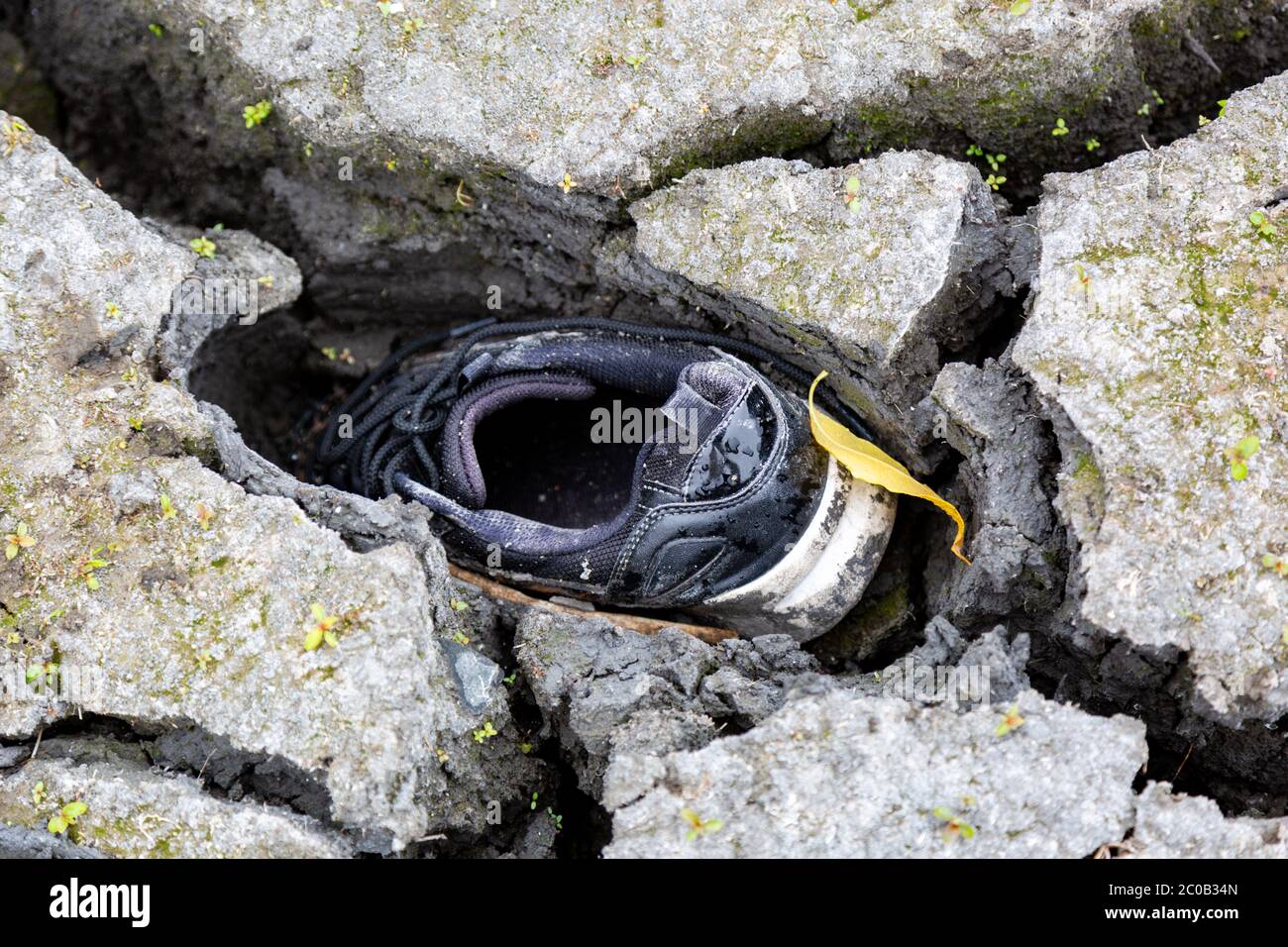 Schuh steckt im Schlamm, trockenes Reservoirbett bei warmem Wetter, UK 2020 Stockfoto