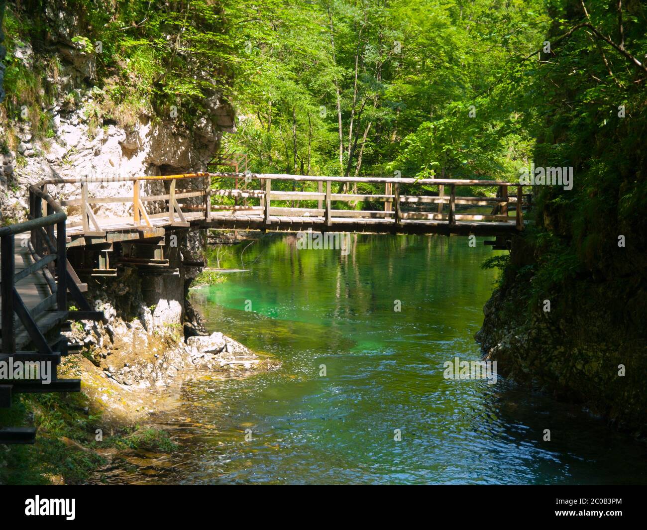 Vintgar Schlucht mit Holzweg und reinem blauen Wasser, Bled, Slowenien Stockfoto