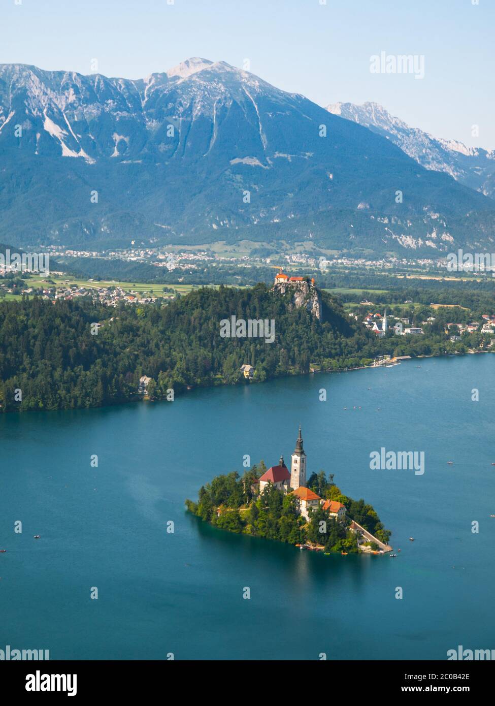 Bleder See mit Inselkirche und Burg Bled, Berge im Hintergrund, Slowenien Stockfoto
