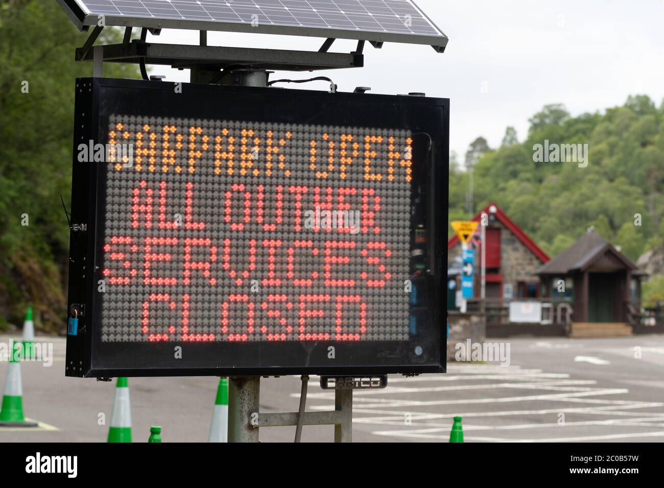Loch Katrine - Parkplatz öffnen alle anderen Dienste geschlossen (Rechtschreibfehler) Zeichen während Coronavirus Lockdown, Schottland, Großbritannien Stockfoto