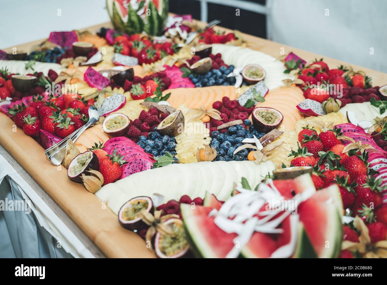 Farbenfroher Buffettisch mit verschiedenen frischen Früchten und Gemüse. Feier, Party, Geburtstag oder Hochzeit Konzept. Stockfoto