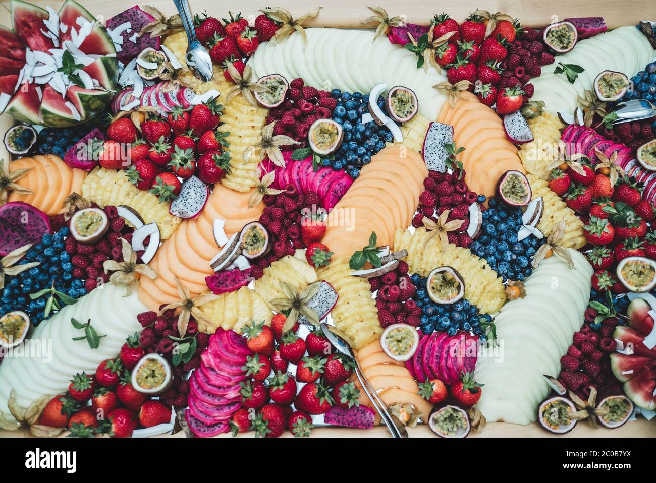 Blick von oben auf den bunten Buffettisch mit verschiedenen frischen Früchten und Gemüse. Flache Lay-Komposition. Feier, Party, Geburtstag oder Hochzeit Konzept. Stockfoto