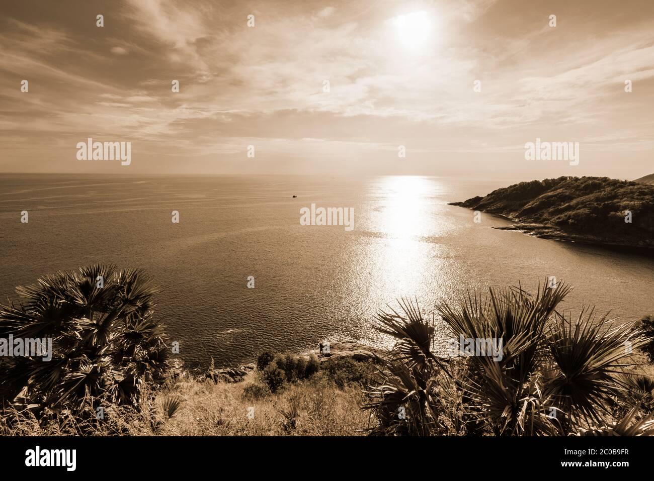 Hochwinkel Blick Insel und Meer bei Laem Phromthep auf Sepia Farbe Stockfoto